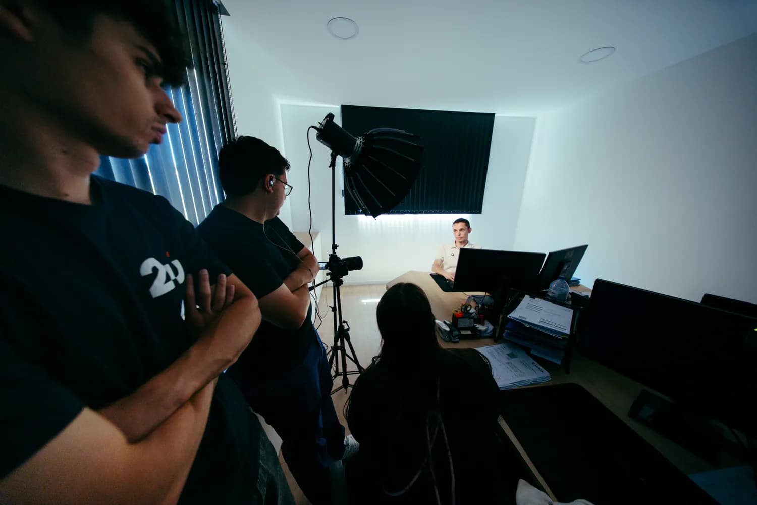Produção de entrevista com câmara, monitor e iluminação profissional